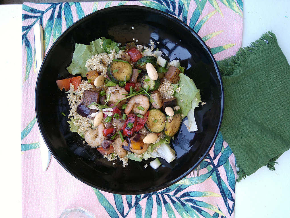 salada de quinoa com camarão e vegetais grelhados