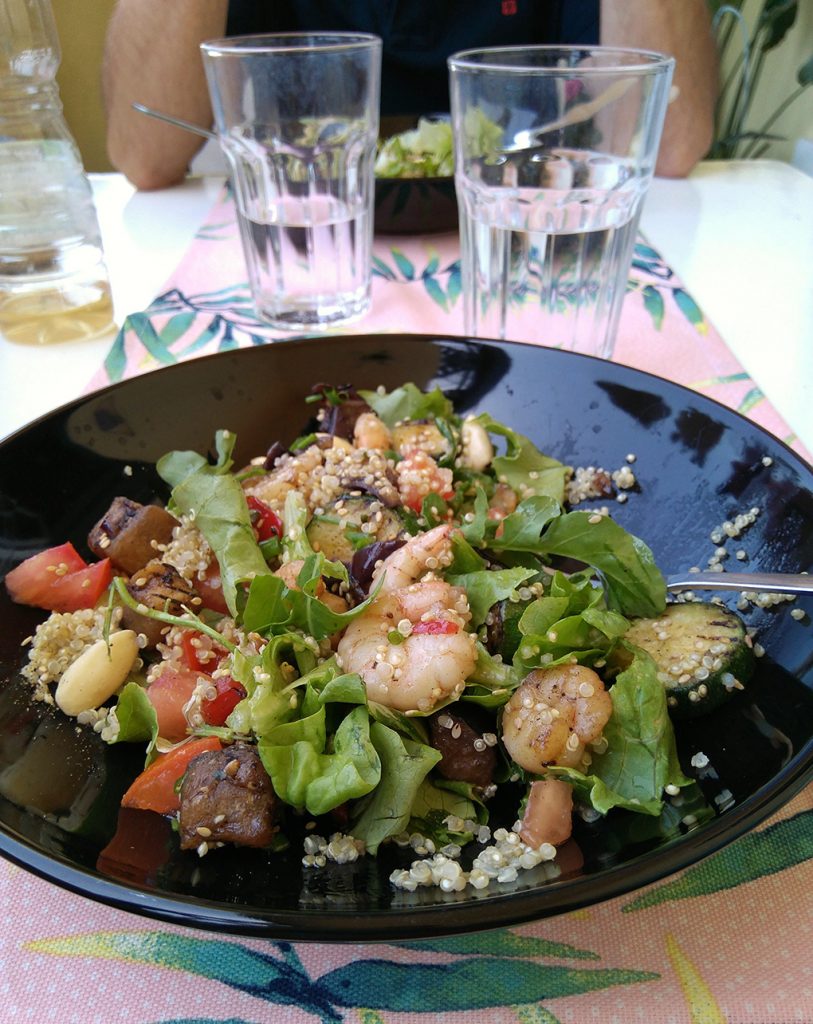 salada de quinoa com camarão e vegetais grelhados
